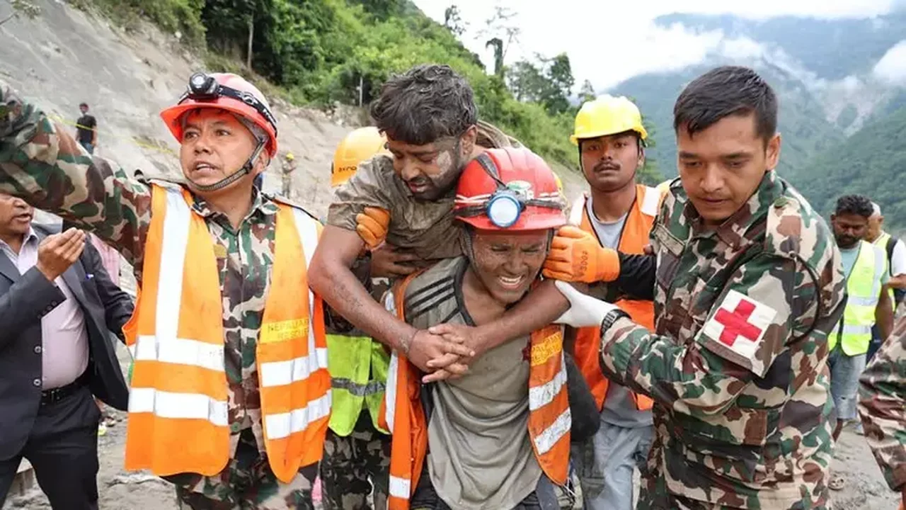 Socorristas resgatam 2 homens em túnel no Nepal após 9 dias