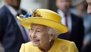 rainha-elizabeth-segunda-de-amarelo-e-sorrindo_1_66533 / Foto: Foto: Andrew Matthews/REUTERS
