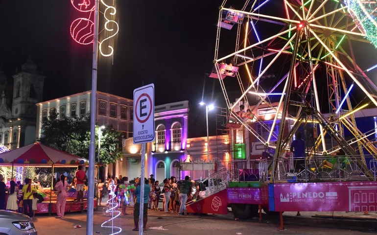 Crianças assistidas por programas sociais se divertem no Penedo Luz