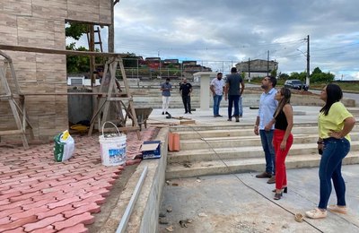 Prefeito de Santana do Mundaú acompanha reta final da reforma da Praça no Residencial Jussara