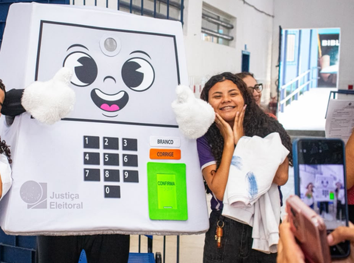 Rolê com a Pilili: mascote aproxima a Justiça Eleitoral de estudantes em Maceió
