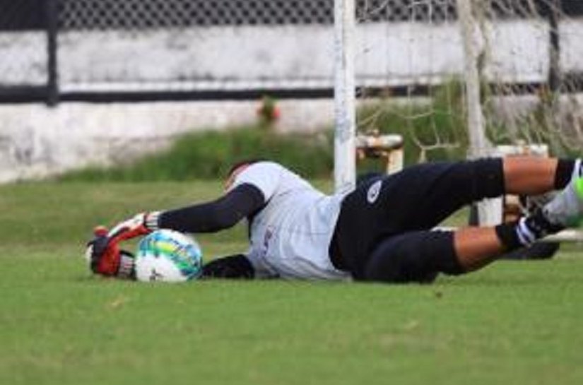 Elenco alvinegro sua a camisa no treino desta quarta-feira