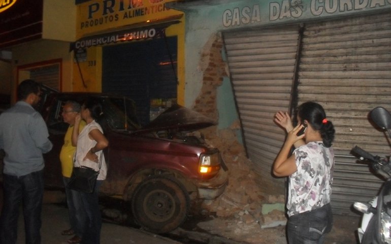 Motorista perde controle colide em muro de loja no centro de Palmeira