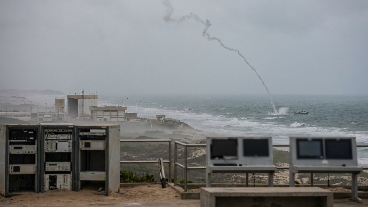 Foguete sul-coreano lançado do Brasil cai no mar após desvio da rota planejada