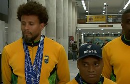 Medalhistas do Mundial de Atletismo Paralímpico desembarcam no Brasil