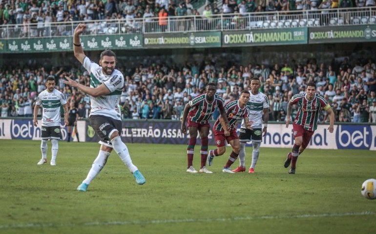 Ganso faz duas vezes, mas Fluminense se complica e leva virada do Coritiba no fim