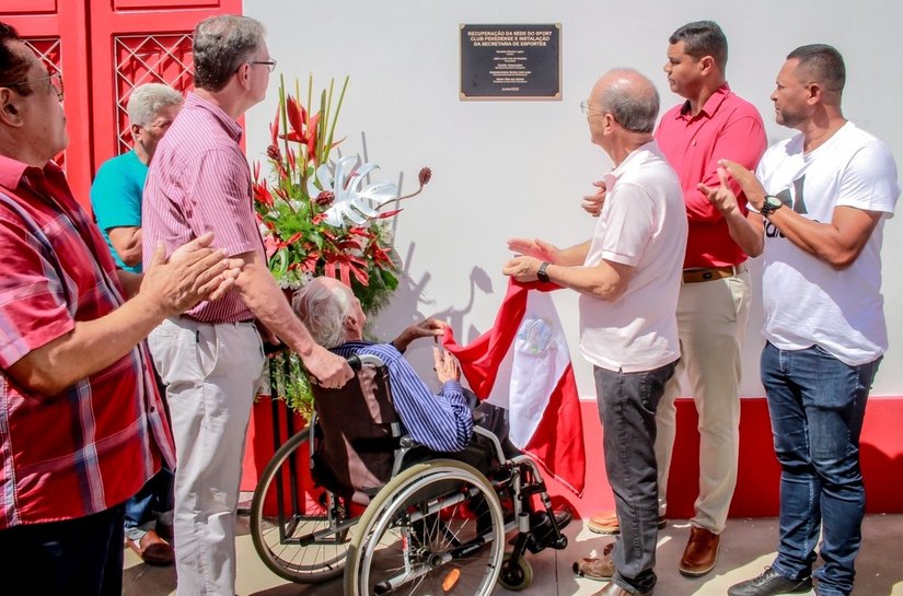 Prefeito Ronaldo Lopes inaugura sede da Secretaria de Esportes e recupera patrimônio do Sport Club Penedense