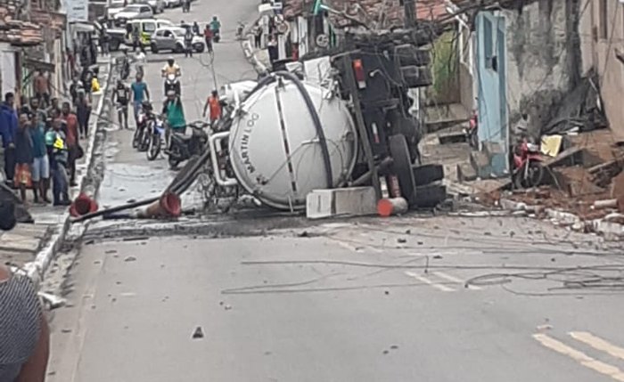 Caminhão tombou e conteúdo ficou espalhado na pista