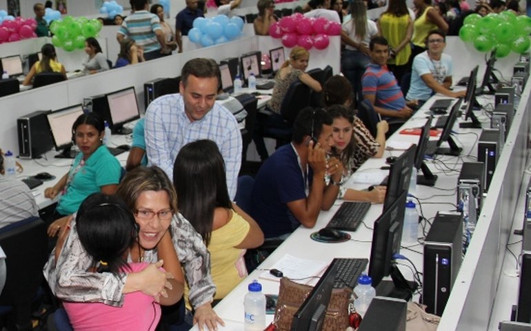Arapiraca: Prefeita e vereadores visitam instalações do call center