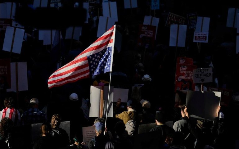 Autoridades dos EUA querem baixar limite anual de aceitação de refugiados, diz mídia