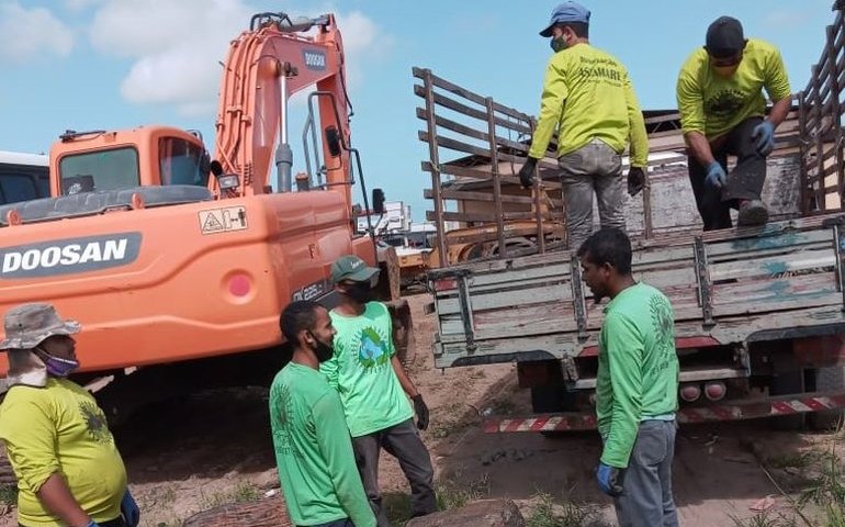 Fardos de Latex que apareceram nas praias de Coruripe viraram dinheiro para catadores da Ascamare