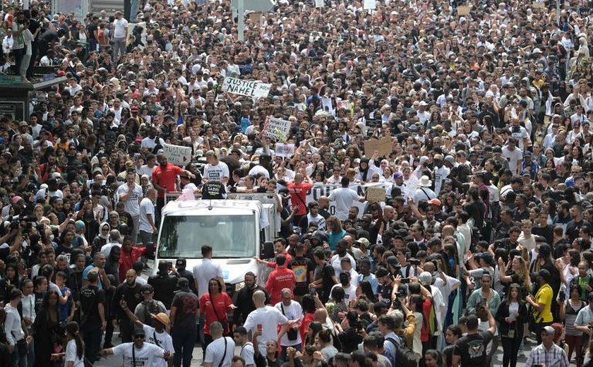Manifestantes franceses protestam contra extrema-direita antes de eleição legislativa