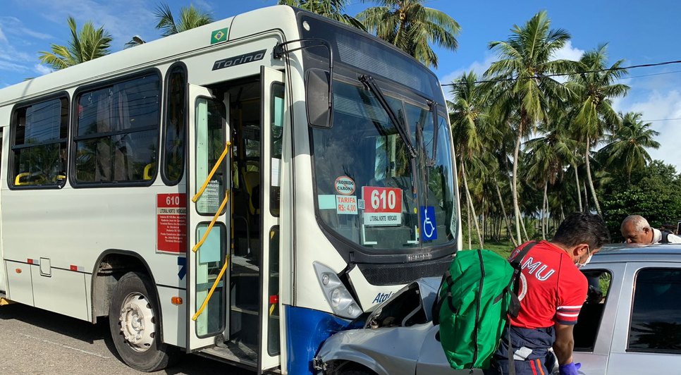 Motorista de ônibus fica ferido após colisão frontal na Barra dos Coqueiros / Foto: Foto: BPRv/SE