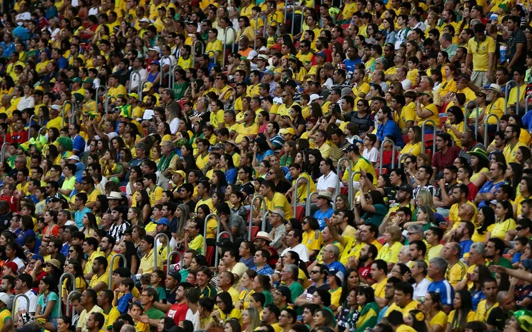 Torcedores lamentam estreia do Brasil na Copa em um sábado: 'Menos um feriado'