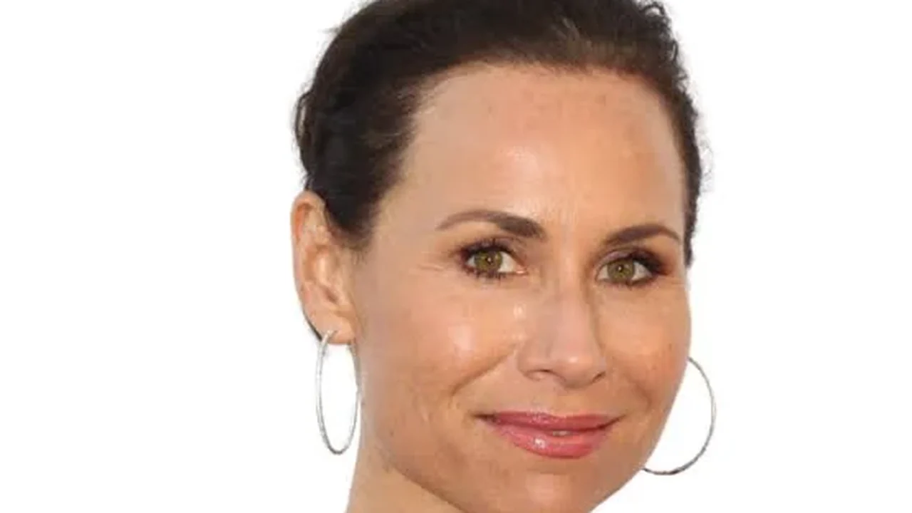 Atriz Minnie Driver sofre acidente de carro na França e fica imobilizada