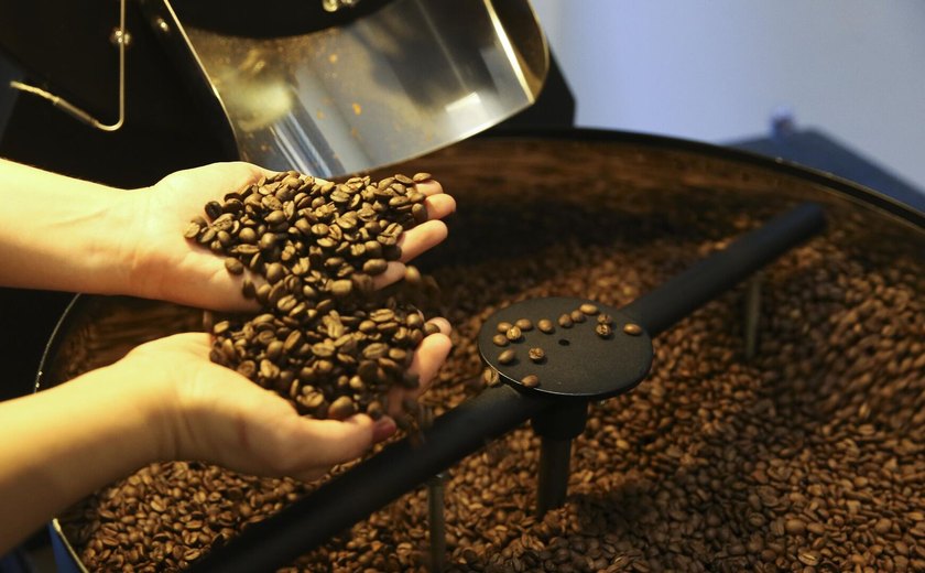 Tarifas dos EUA sobre café brasileiro pressionam mercado e mudam hábitos do consumidor, diz mídia