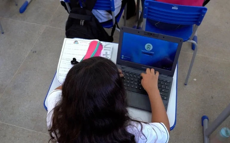 Acesso à internet em escolas da rede pública de Alagoas chega a 97,1% em 2025