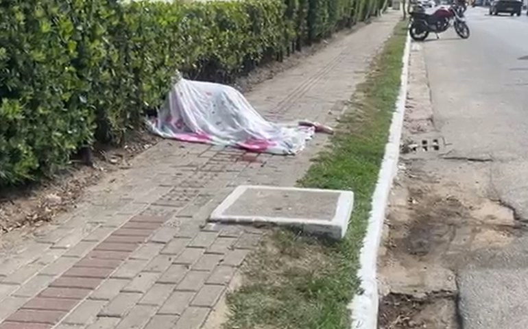 Jovem é assassinado em frente de condomínio no Antares, em Maceió; suspeitos fugiram