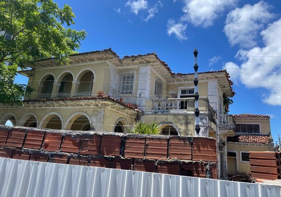 Imóvel histórico da Santa Casa de Maceió é alvo de críticas por abandono e degradação