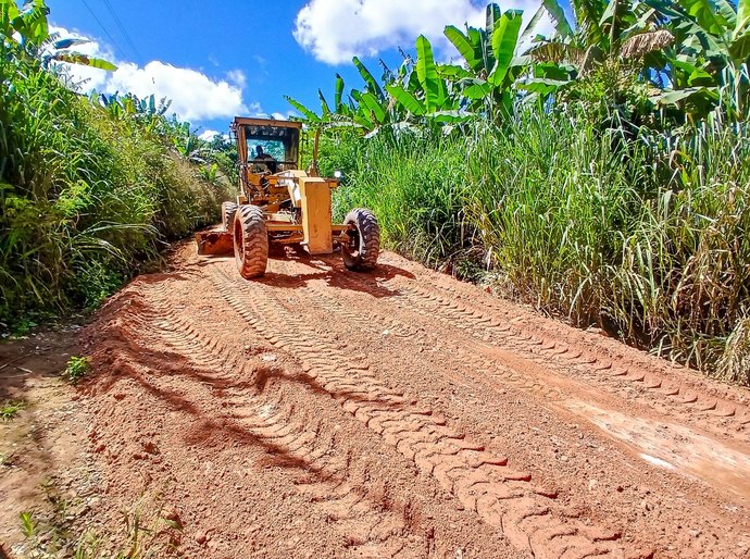 Prefeitura realiza piçarramento e melhora acessos em comunidades rurais de Palmeira