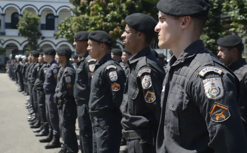 Policiais militares são detidos em Belford Roxo por suspeita de boca de urna; um deles é secretário municipal