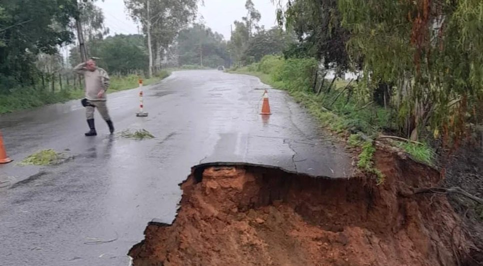 Asfalto cede e forma cratera na Rodovia SE-200 em Propriá