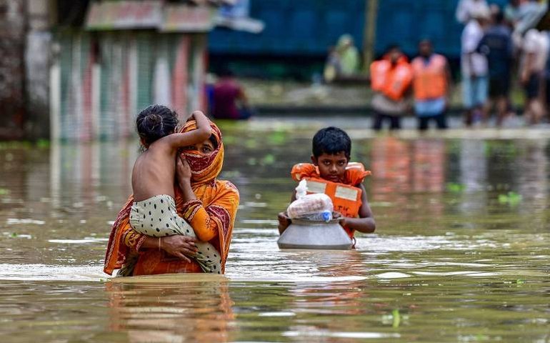 Inundações levam cerca de 300 mil pessoas para abrigos de emergência em Bangladesh
