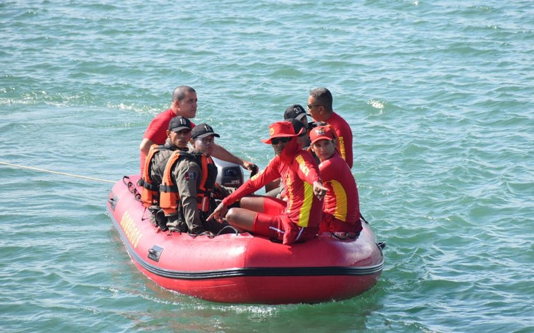 Corpo de Bombeiros resgata dois pescadores após naufrágio de catamarã em Maceió