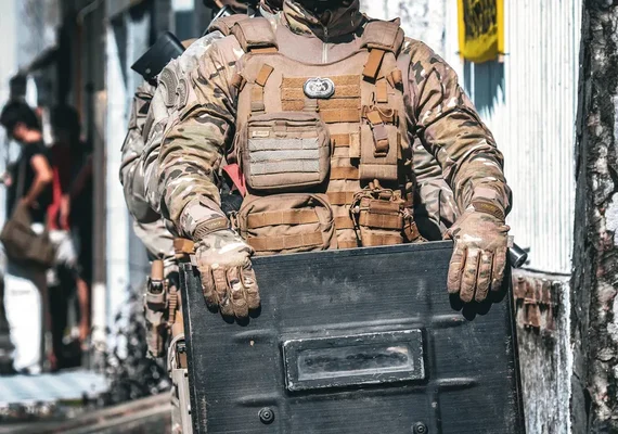 Bope acaba com festa regada a drogas e troca tiros com suspeitos, que fogem pelo telhado