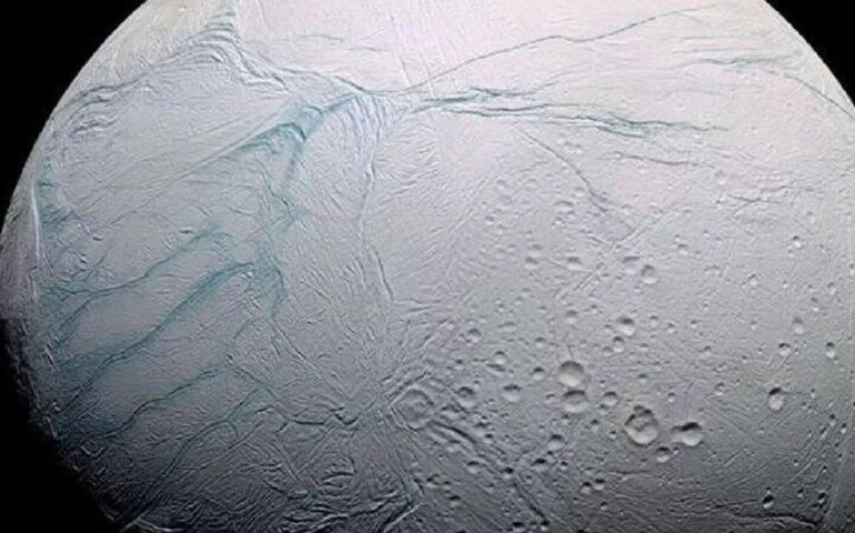 Oceanos escondidos em luas geladas podem estar fervendo sob a superfície, aponta estudo