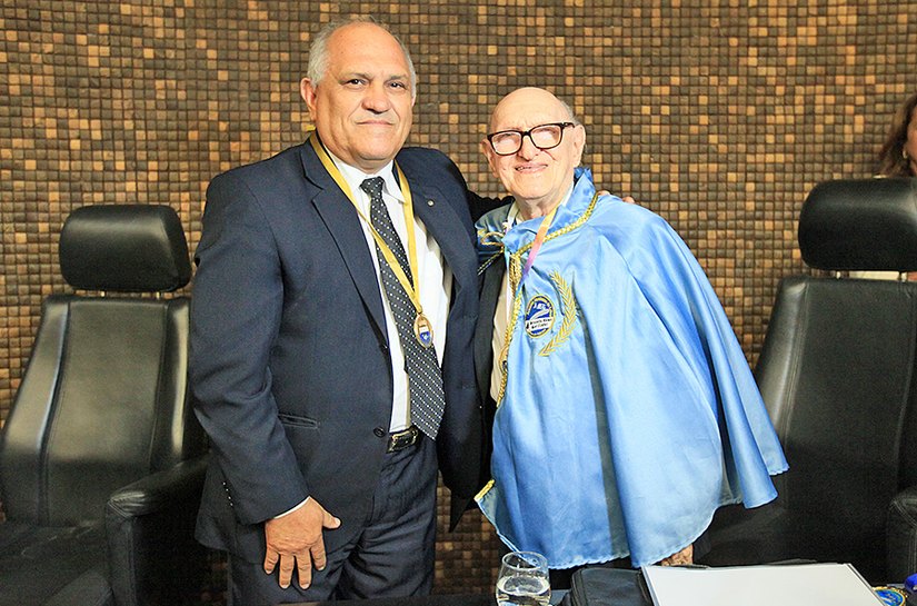 Otávio Praxedes recebe comenda da Academia Maceioense de Letras
