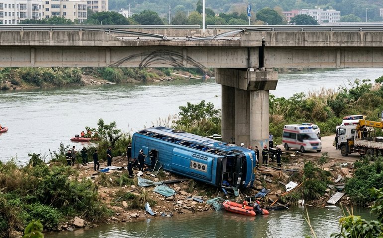 Ônibus com passageiros cai de ponte após colisão em Wuzhou