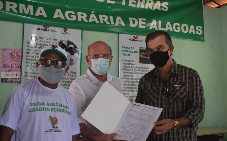 Produtores rurais de povoado em Delmiro Gouveia recebem documento que garante direitos ao agricultor