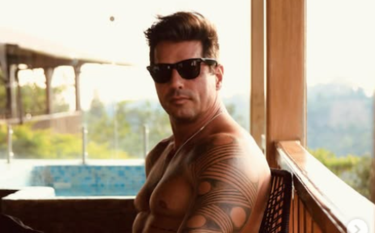 Fernando Fernandes caminha com ajuda de equipamento, 14 anos após sofrer grave acidente