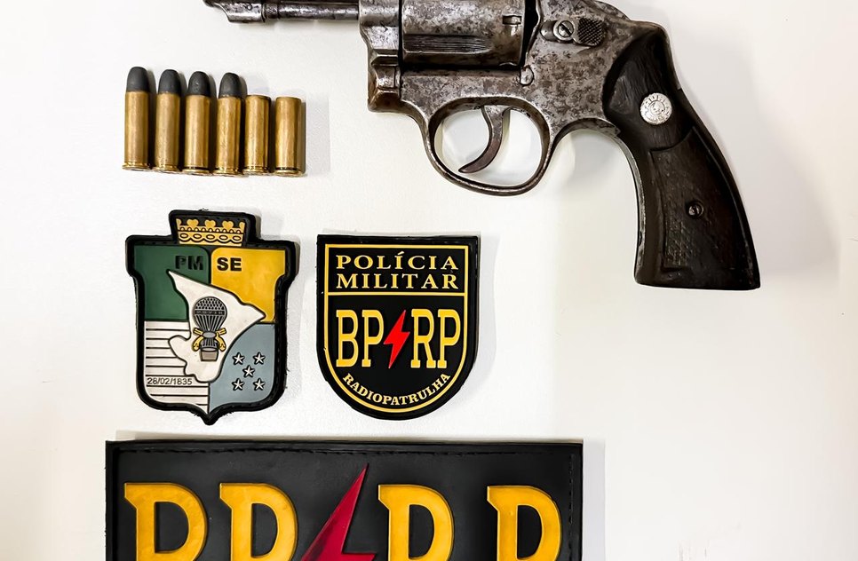 Homem tenta fugir de abordagem policial, pula muros de casas e morre durante confronto em Aracaju