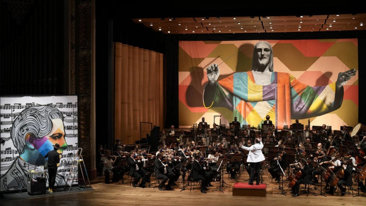 Kobra pinta painéis ao vivo durante concerto no Teatro Municipal de SP