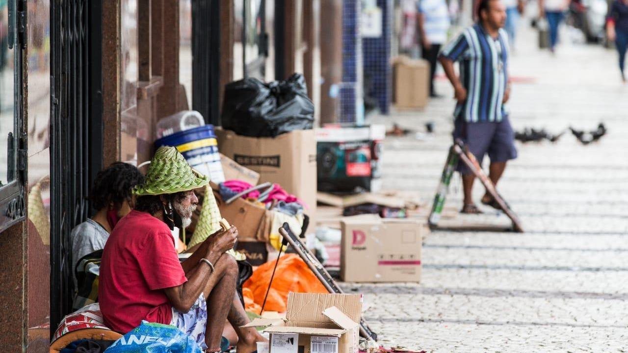 Pessoas em situação de rua sofrem com calor, dizem especialistas