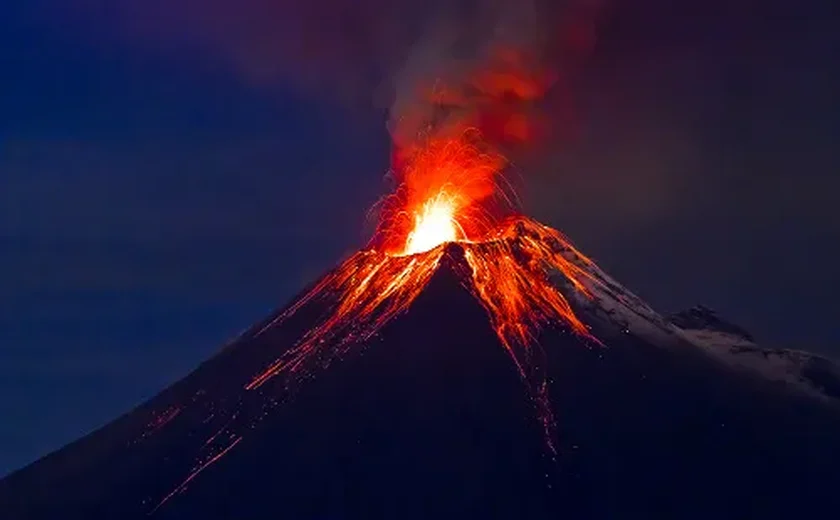 Centenas de pessoas são evacuadas devido a erupção vulcânica na Indonésia