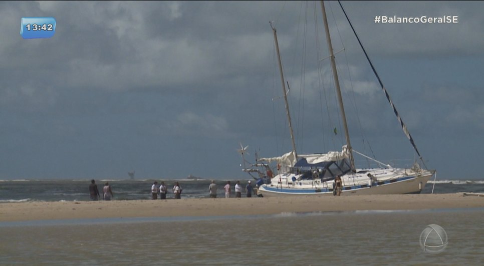 Veleiro fica encalhado na Praia dos Artistas