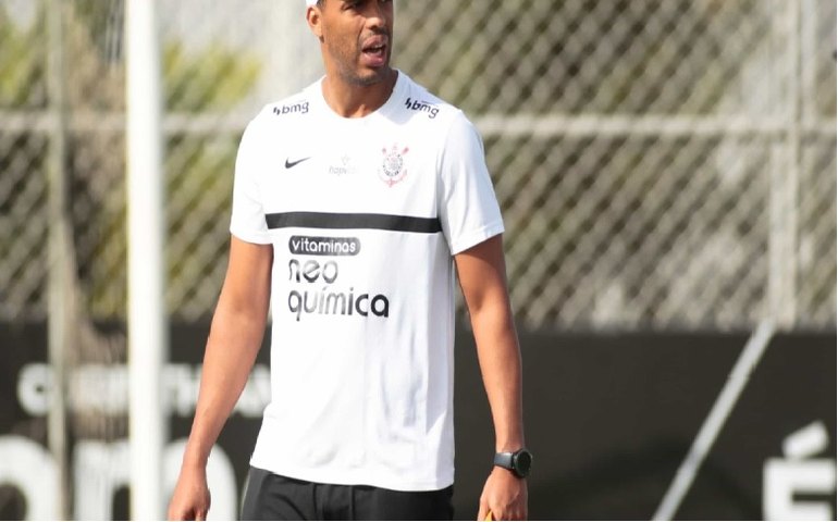Fernando Lázaro exalta trabalho no Corinthians: ‘Fiel pode esperar um grande ano’