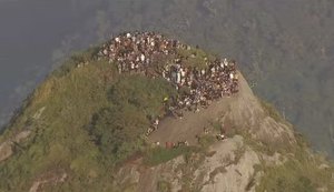 Centenas de turistas ficaram ilhados no morro Dois Irmãos durante operação