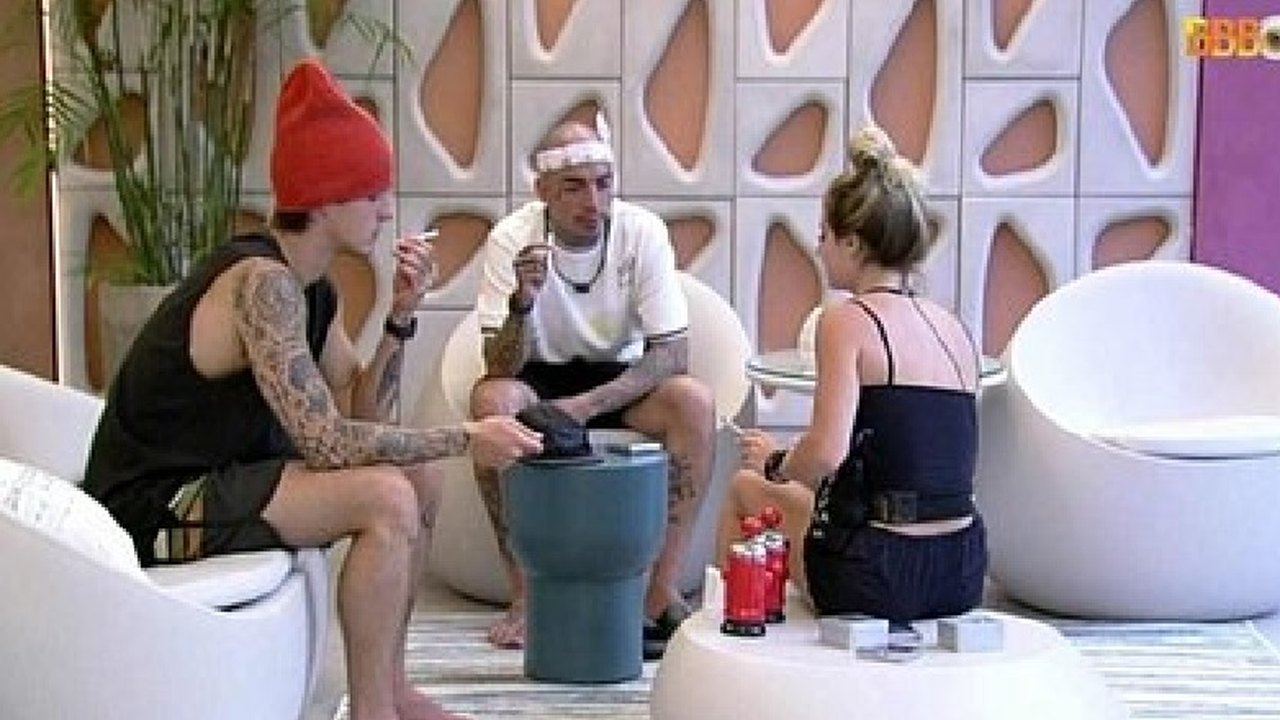 Boninho chama atenção de participantes do BBB 23 por excesso de cigarro