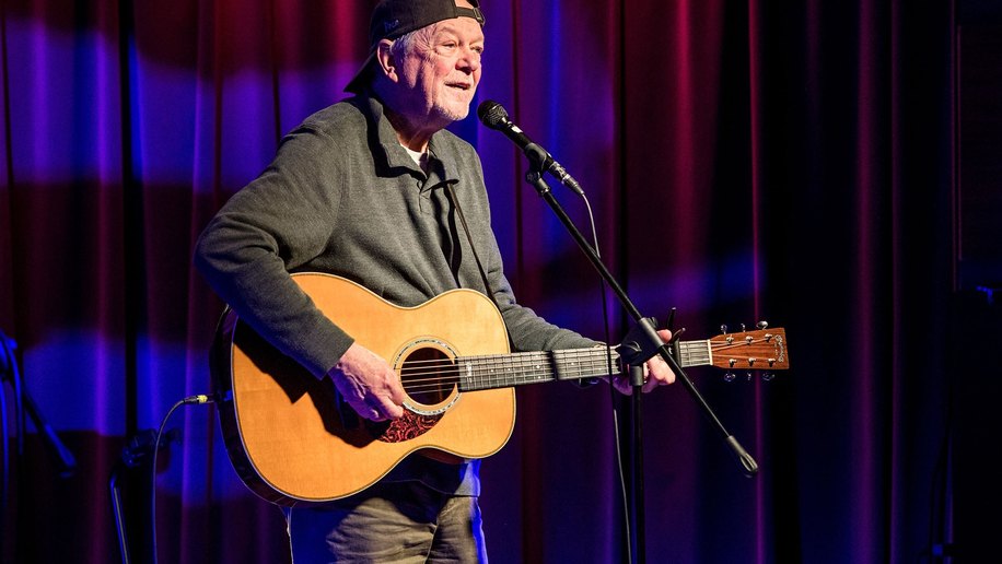 Músico Rusty Young, da banda Poco, morre aos 75 anos