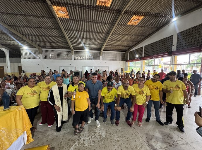 Rui Palmeira participa da entrega de uma tonelada de peixe e arroz a famílias em Fernão Velho