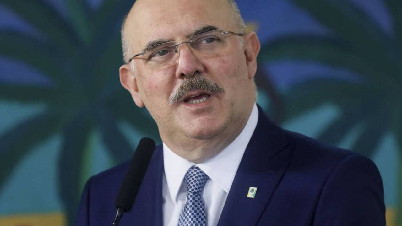 Weintraub ironiza Ribeiro com imagem de arma escondida em Bíblia