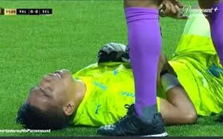 Goleiro do Sporting Cristal consulta celular antes de pênalti contra o Palmeiras