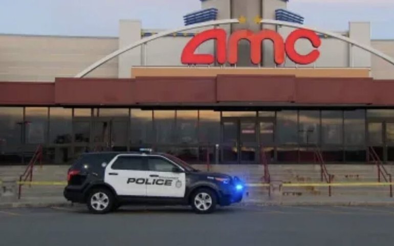 Homem é preso após esfaquear quatro crianças e adolescentes durante sessão de cinema, nos EUA