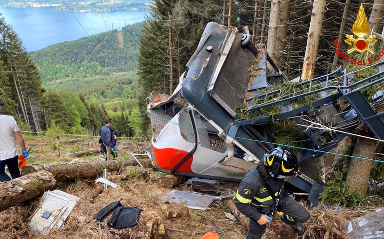 Mulher morre ao cair de penhasco após suas roupas ficarem presas em teleférico