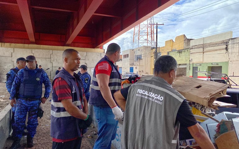 Prefeitura de Maceió remove novamente estruturas irregulares no Viaduto do Bonfim