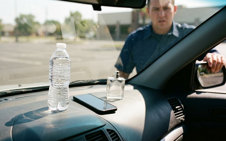 Por que evitar garrafa de água, perfume e celular dentro do carro? Bombeiro alerta para riscos